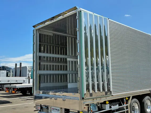 運転席側リヤドア裏側 及び ボディー助手席側後方にステンレスが張られています。|日野 プロフィア 2DG-FW1AHCの写真11
