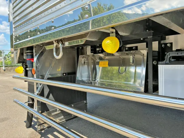 ボディー運転席側後方にステンレス製の工具箱が付いています。|日野 プロフィア 2DG-FW1AHCの写真20