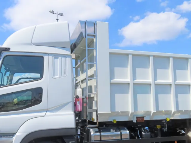 ハシゴはステンレス製でシートデッキ外周にステンレス板が張ってあります。|三菱 スーパーグレート 2PG-FV80VYの写真8