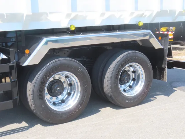 リアフェンダーはステンレス製でホイールはアルミ製です。|三菱 スーパーグレート 2PG-FV80VYの写真9