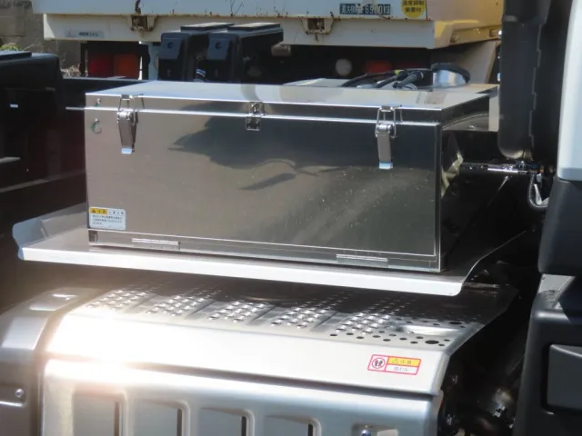 ステンレス製の工具箱が付いています。|三菱 スーパーグレート 2PG-FV80VYの写真10