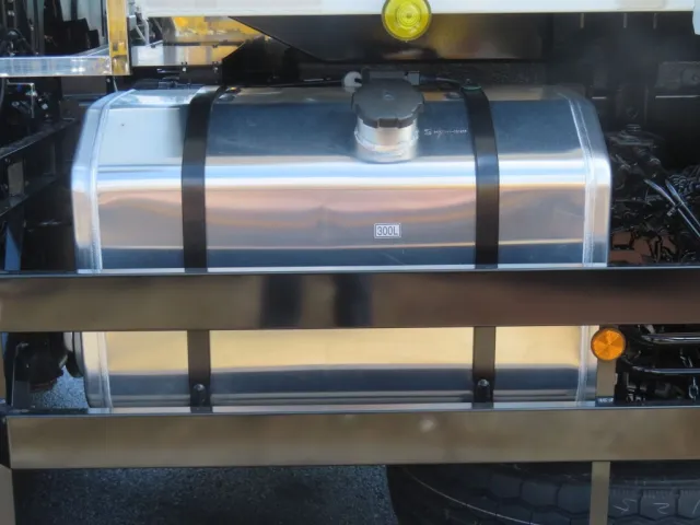 燃料タンクは300Lです。|三菱 スーパーグレート 2PG-FV80VYの写真16