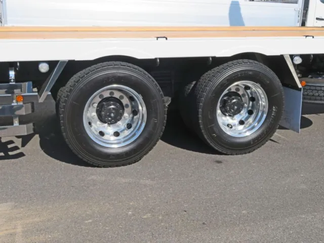 アルミホイールです。(リアフェンダーはステンレス製です)|三菱 スーパーグレート 2PG-FV80VZの写真30