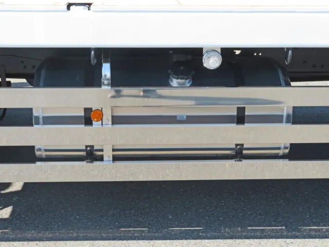 燃料タンクは300Lです。(アルミ製です)|三菱 スーパーグレート 2PG-FV80VZの写真35