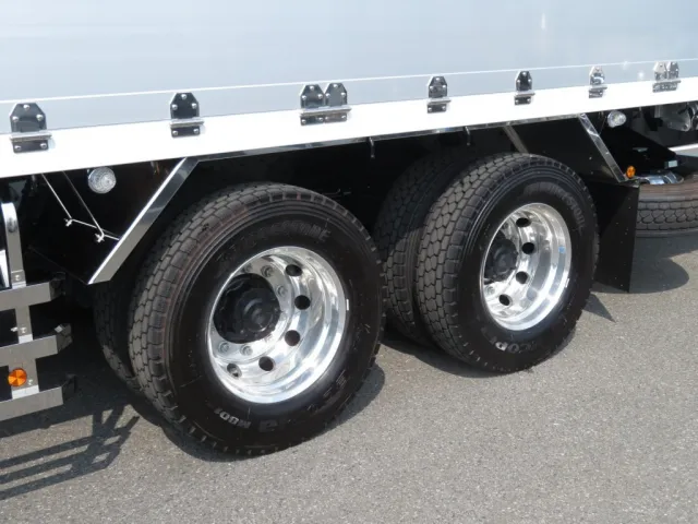 リアバンパーはステンレス製でホイールはアルミ製です。|三菱 スーパーグレート 2PG-FV80VZの写真11