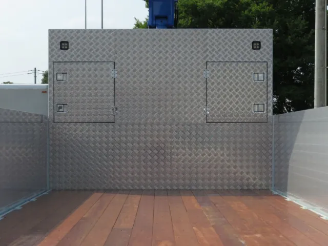 前立てに物入れ加工が施されています。|三菱 スーパーグレート 2PG-FV80VZの写真13