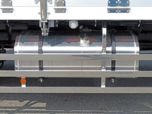 燃料タンクは300Lです。|三菱 スーパーグレート 2PG-FV80VZの写真18