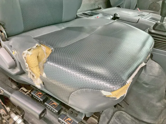 運転席座面にヘタリ・破れがあります。|いすゞ フォワード LKG-FTR90S2の写真8
