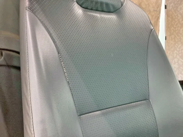 運転席背もたれにほつれがあります。|いすゞ フォワード LKG-FTR90S2の写真9
