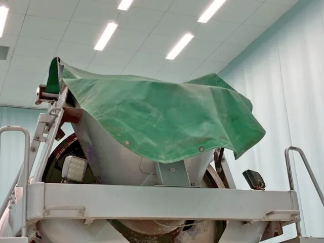 ホッパーカバーの留め具が欠品しています。|いすゞ フォワード LKG-FTR90S2の写真15