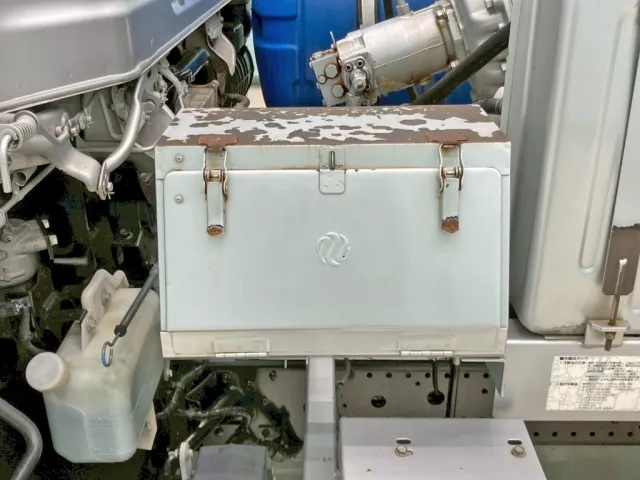 助手席側に工具箱が付いています。(上部にサビがあります)|いすゞ フォワード LKG-FTR90S2の写真20