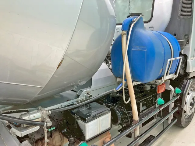 運転席側に水タンクが付いています。(ドラムにサビがあります)|いすゞ フォワード LKG-FTR90S2の写真21