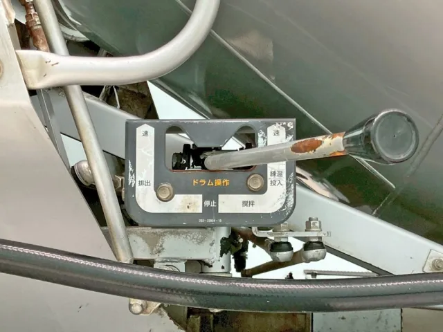 上物の操作レバーです。(運転席側)|いすゞ フォワード LKG-FTR90S2の写真23