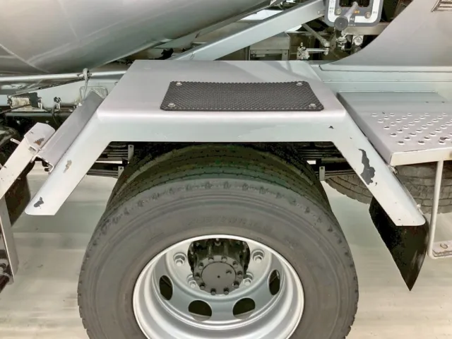 助手席側リヤフェンダーに塗装剝がれがあります。|いすゞ フォワード LKG-FTR90S2の写真24