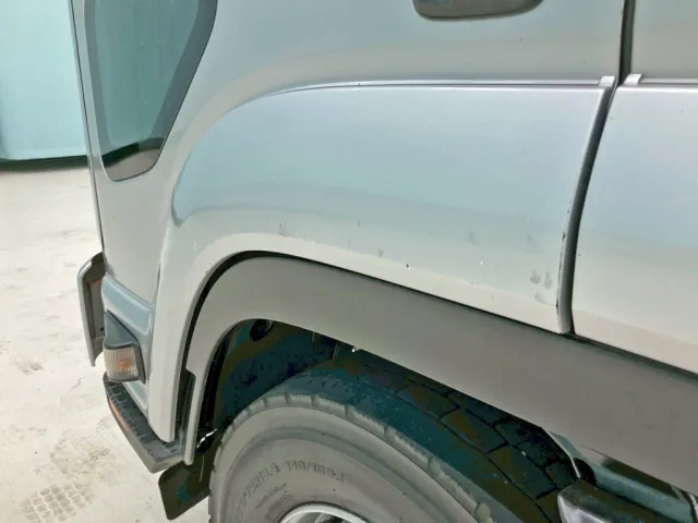 助手席側フロントフェンダーにキズがあります。|いすゞ フォワード LKG-FTR90S2の写真27