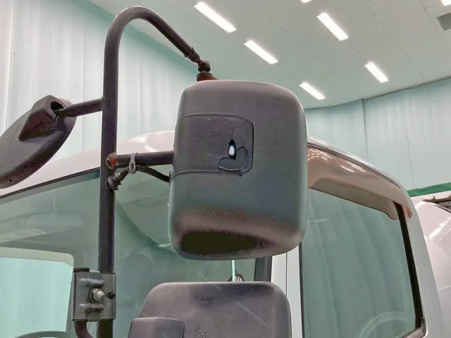 助手席側サイドミラー取り付け部カバーに割れがあります。|いすゞ フォワード LKG-FTR90S2の写真28