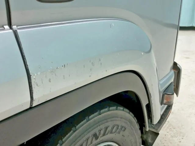 運転席側フロントフェンダーにキズがあります。|いすゞ フォワード LKG-FTR90S2の写真30