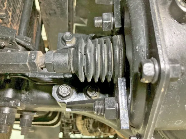 チャンバー2軸目助手席側ブーツに破れがあります。|いすゞ フォワード LKG-FTR90S2の写真32