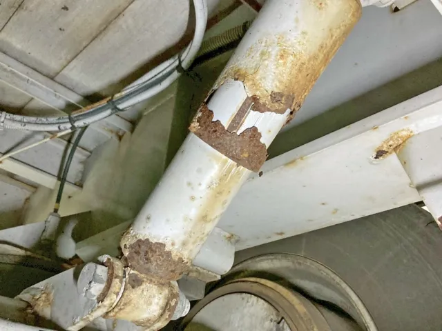 3軸目助手席側のショックアブソーバーカバーに腐食・穴あきがあります。|フルハーフ  DFPDG241A改の写真13