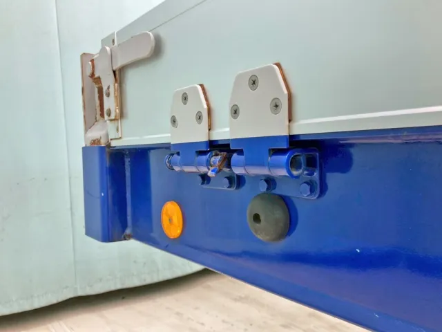 助手席側上段前方のアオリのヒンジが欠品しています。|フルハーフ  DFPDG241A改の写真33