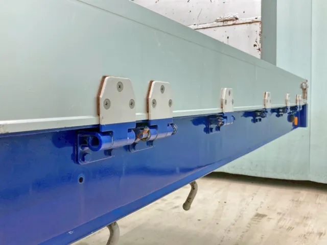 運転席側上段後方のアオリのヒンジが欠品しています。|フルハーフ DFPDG241A改の写真34