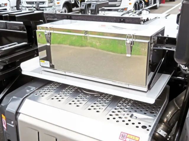 工具箱付きです。（ステンレス製です）|三菱 スーパーグレート 2PG-FV80VYの写真14