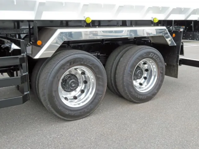 アルミホイールです。（リアフェンダーはステンレス製です）|三菱 スーパーグレート 2PG-FV80VYの写真16