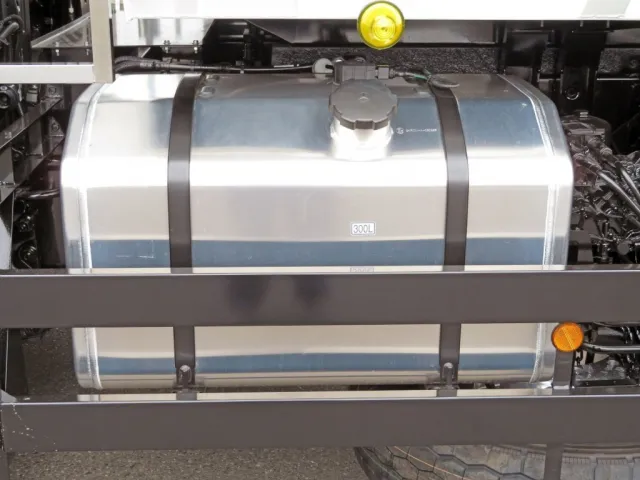 燃料タンクは300Lです。（アルミ製です）|三菱 スーパーグレート 2PG-FV80VYの写真19