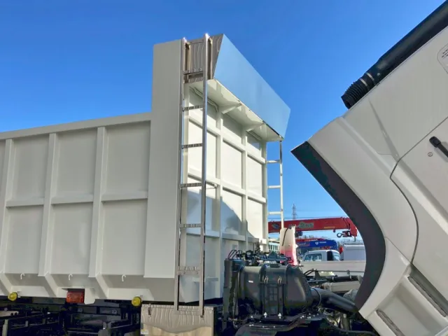 左右ハシゴはステンレス製 及び シートデッキにステンレスが張られています。|三菱 スーパーグレート 2PG-FV80VYの写真12