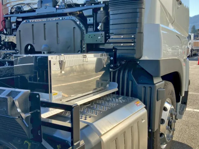 運転席側にステンレス製の工具箱が付いています。|三菱 スーパーグレート 2PG-FV80VYの写真15