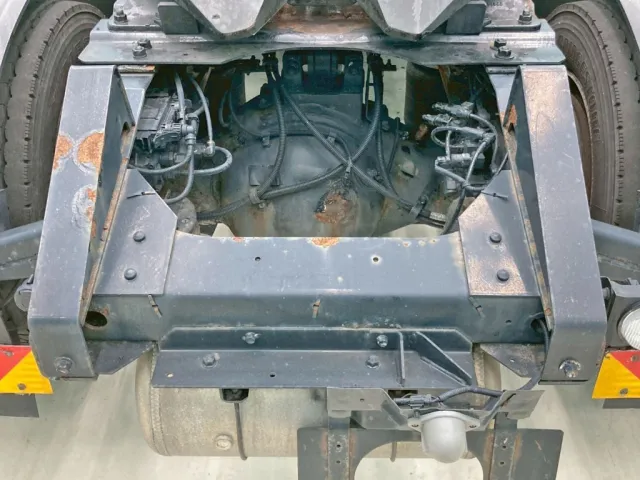 助手席側カプラガイドにサビがあります。|いすゞ ギガ QKG-EXD77AGの写真7