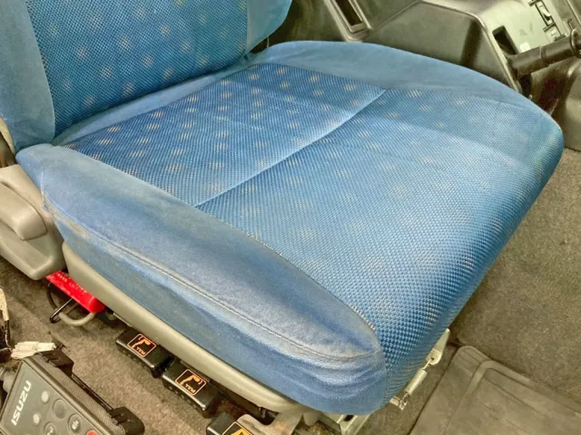 運転席座面にヘタリがあります。|いすゞ ギガ QKG-EXD77AGの写真9