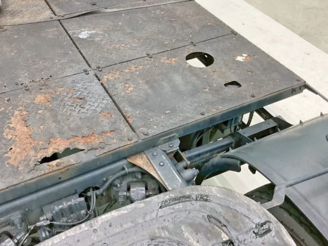 踊り場後方に腐食・穴あき箇所があります。|いすゞ ギガ QKG-EXD77AGの写真11