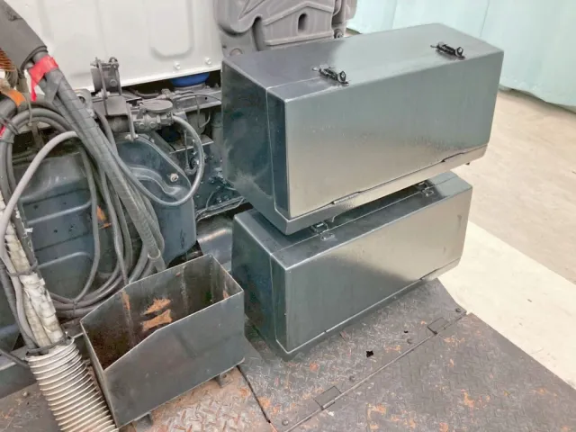 踊り場前方に物入れと工具箱が2つ付いています。|いすゞ ギガ QKG-EXD77AGの写真13