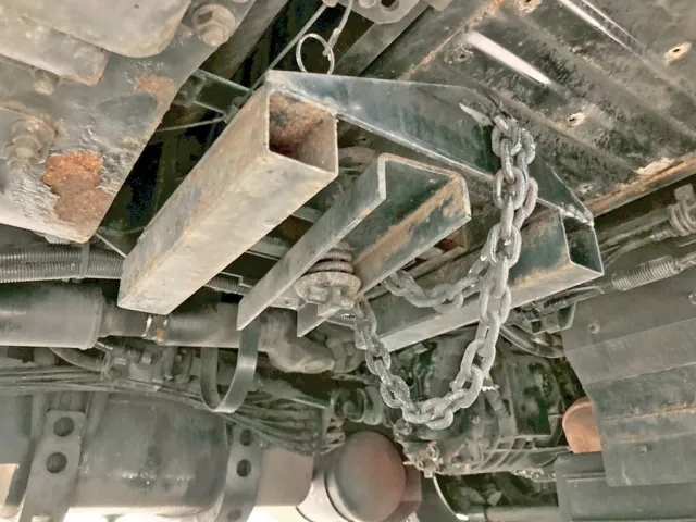 スペアキャリア部タイヤ固定ボルト欠品しています。|いすゞ ギガ QKG-EXD77AGの写真21