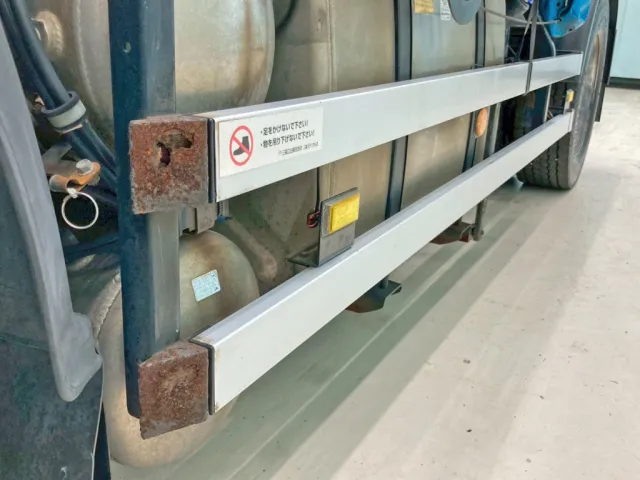 助手席側サイドバンパーに腐食・穴あきがあります。|いすゞ ギガ QKG-EXD77AGの写真23