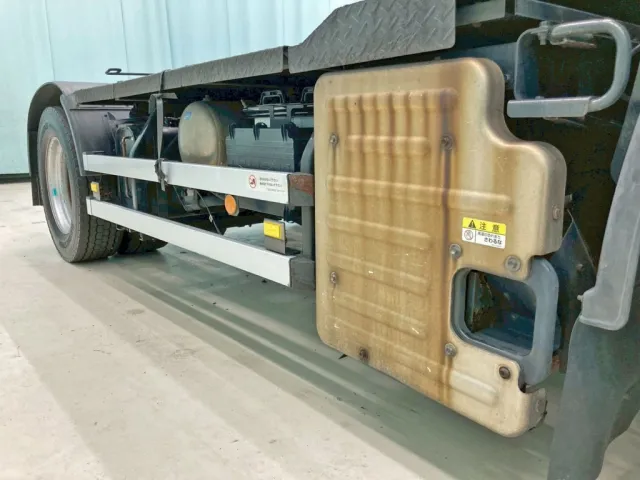 マフラーカバーにサビがあります。|いすゞ ギガ QKG-EXD77AGの写真24