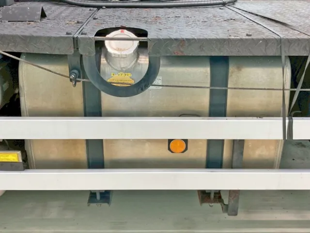 燃料タンクは400Lアルミ製です。|いすゞ ギガ QKG-EXD77AGの写真25