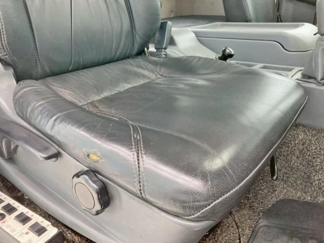 運転席座面にヘタリ・破れがあります。|三菱 ファイター QKG-FK62FZの写真8