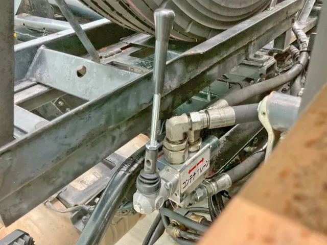 コンテナとクレーンの油圧の切り替えレバーです。|三菱 ファイター QKG-FK62FZの写真19