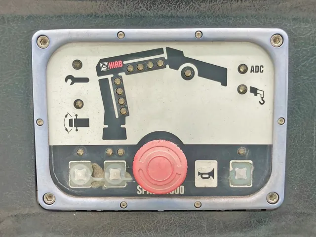 助手席側にアウトリガーの電源スイッチが付いています。|三菱 ファイター QKG-FK62FZの写真21