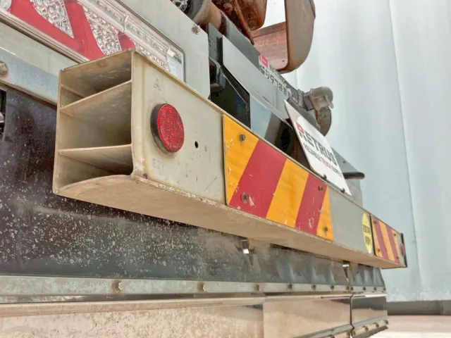 リヤバンパー助手席側に少々曲がりがあります|三菱 ファイター QKG-FK62FZの写真25