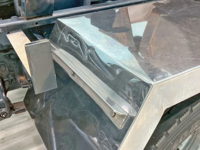 助手席側リヤフェンダー前方にヘコミがあります。|三菱 ファイター QKG-FK62FZの写真27