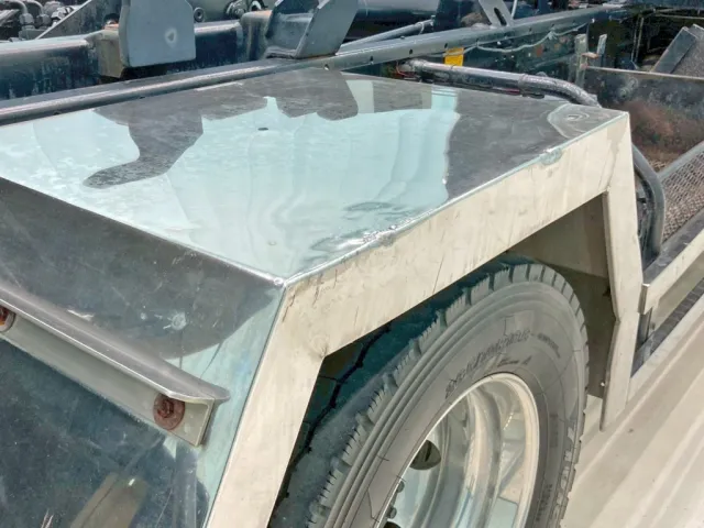 運転席側リヤフェンダーにヘコミがあります。|三菱 ファイター QKG-FK62FZの写真28