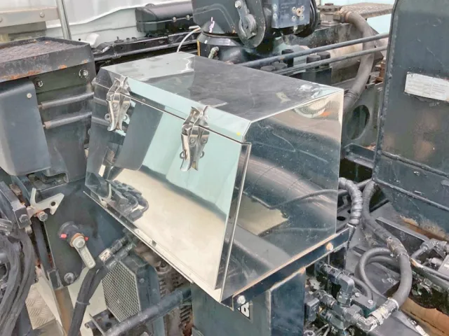 助手席側にステンレス製の工具箱が付いています。(上部にヘコミがあります)|三菱 ファイター QKG-FK62FZの写真30