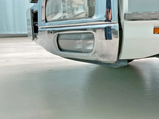 フロントバンパーの助手席側にヘコミがあります。|三菱 ファイター QKG-FK62FZの写真33