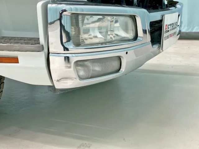 フロントバンパーの運転席側にヘコミがあります。|三菱 ファイター QKG-FK62FZの写真34