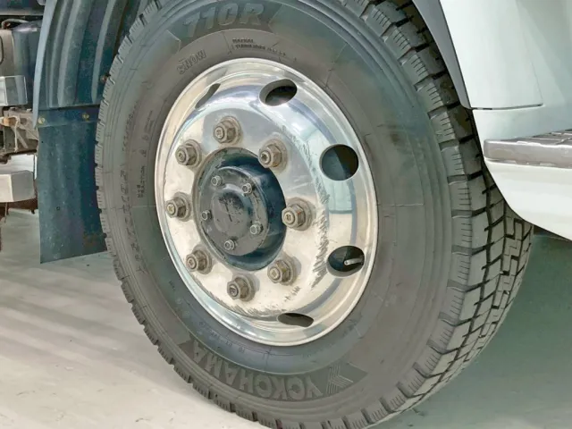 運転席側1軸目のホイールにキズがあります。|三菱 ファイター QKG-FK62FZの写真35