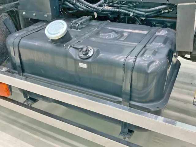 燃料タンクは200Lです。(タンク角にヘコミがあります)|三菱 ファイター QKG-FK62FZの写真38