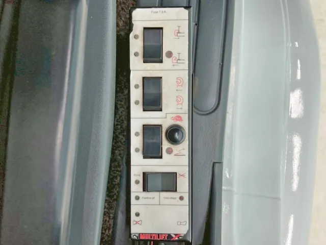 フックリフトの操作スイッチです。|三菱 ファイター QKG-FK62FZの写真39